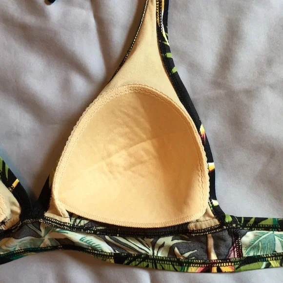 Lovely black and green bikini top by Catalina! - Picture 9 of 16